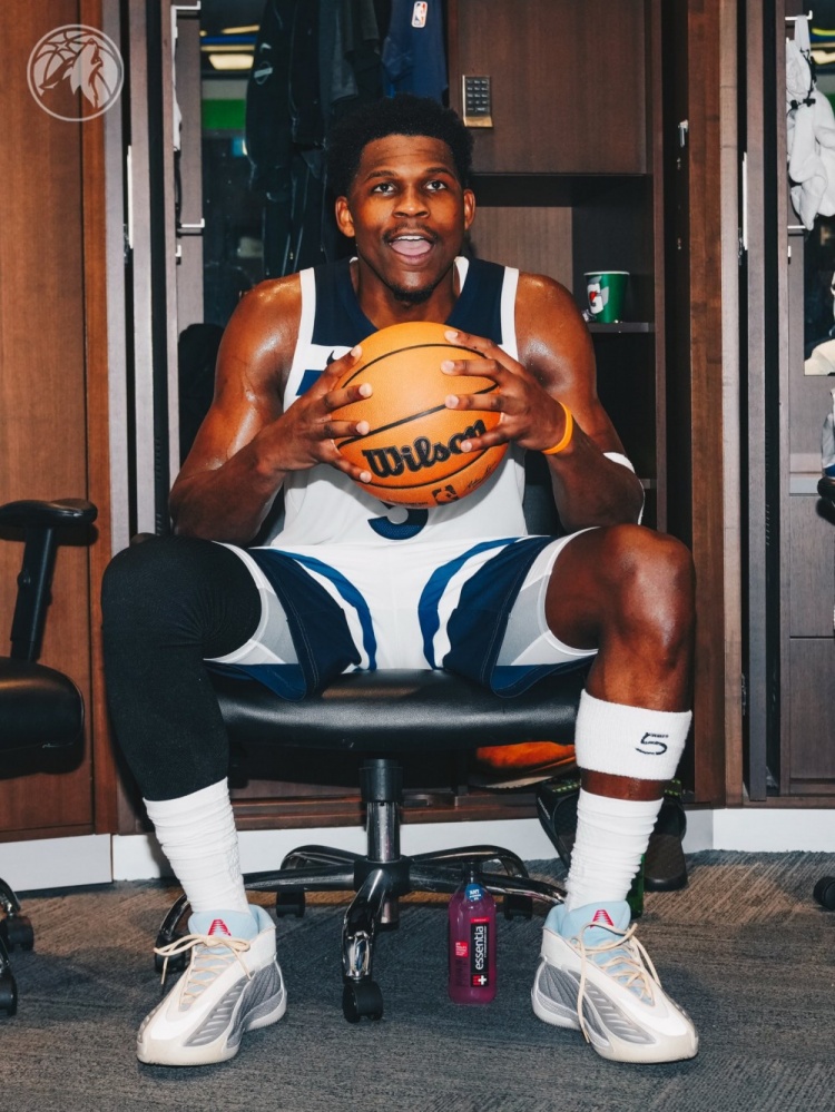 足球-达成一万分里程碑！爱德华兹赛后拿到了本场的比赛用球